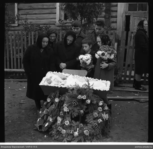 Групповой снимок у гроба