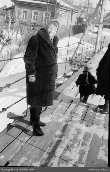 Frau und Kind auf einer Holzbrücke