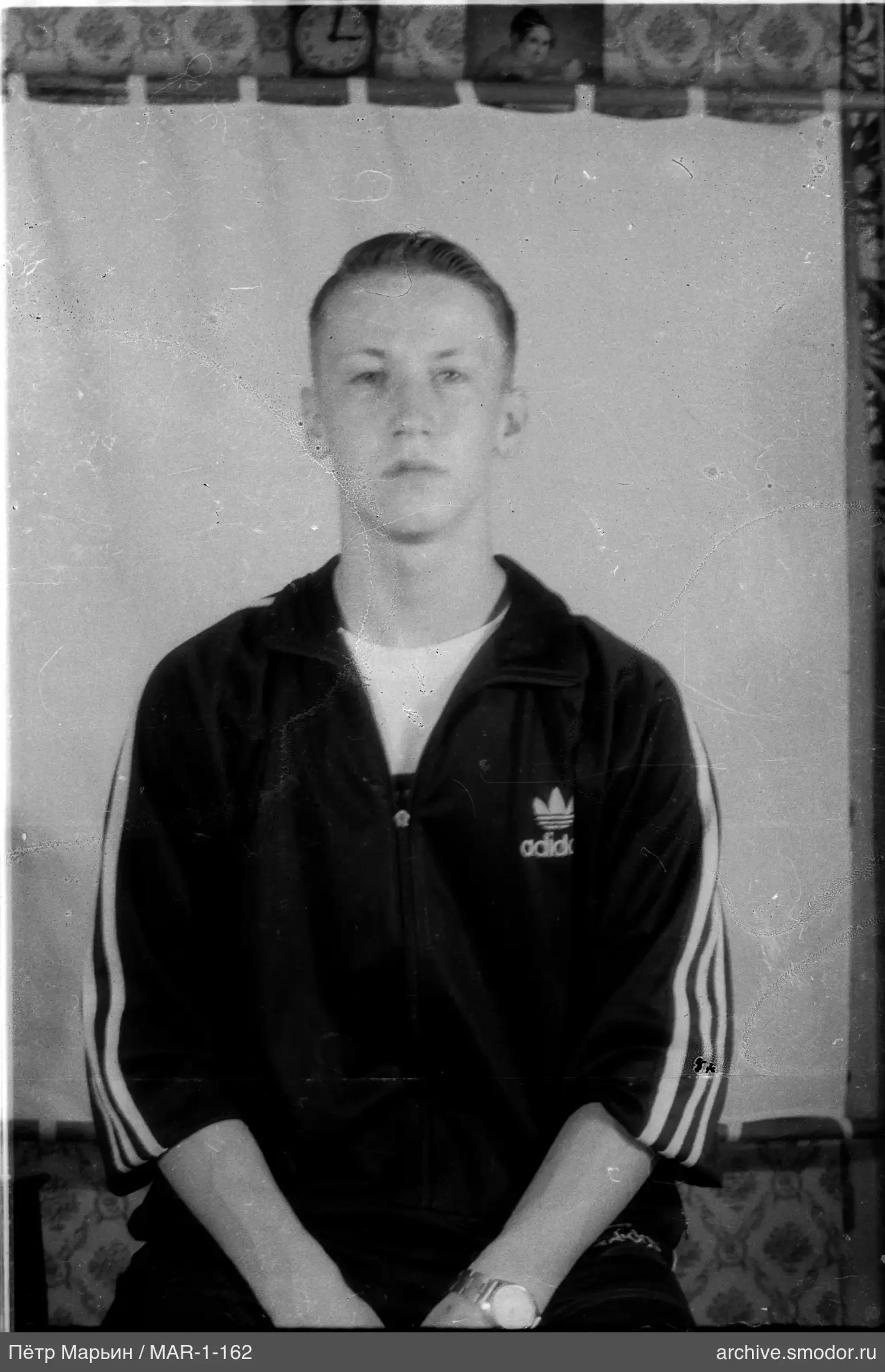 Портрет мужчины в спортивной куртке Adidas