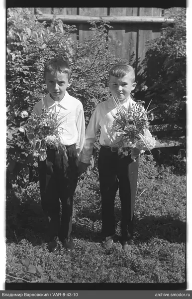Zwei Jungen mit Blumensträußen