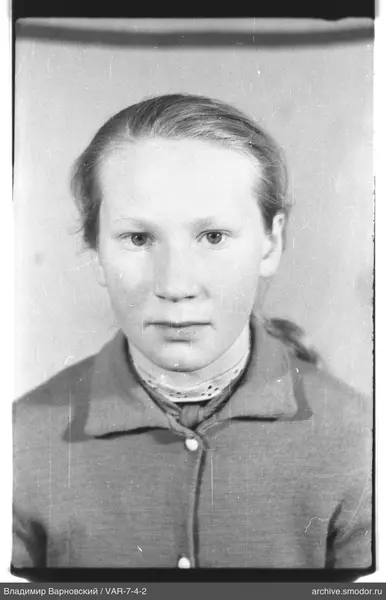Porträt einer Frau mit Musterkragen