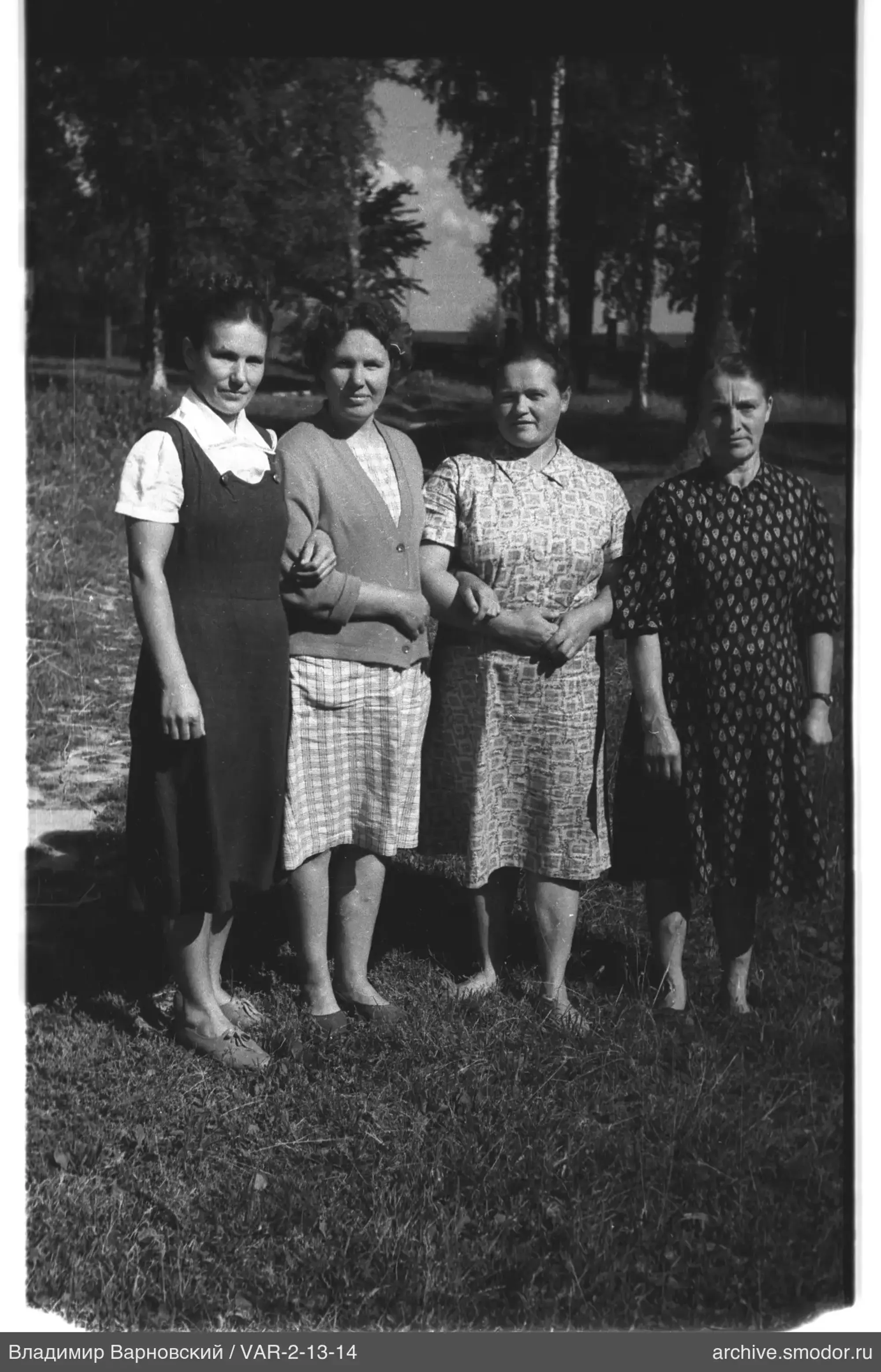 Gruppenporträt von Frauen auf Gras