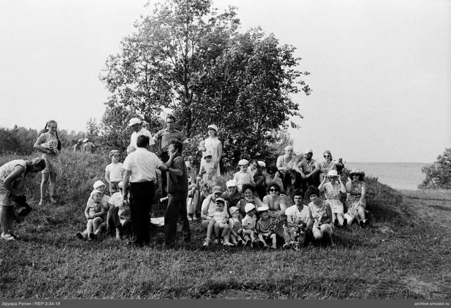 Gruppenporträt auf einem grasbewachsenen Hang