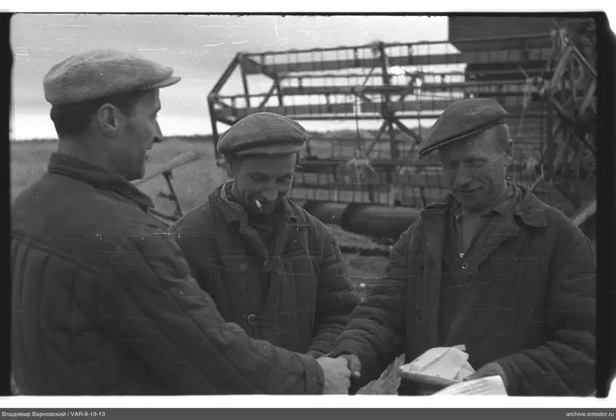 Gruppe von Männern vor landwirtschaftlicher Technik