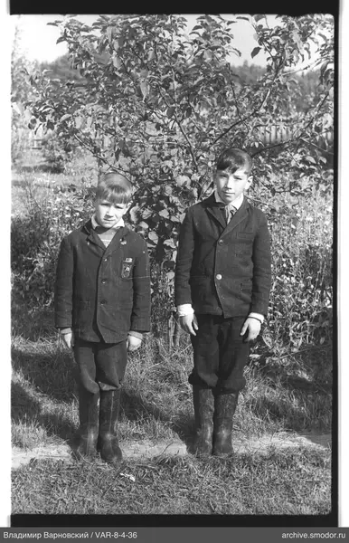Zwei Jungen auf Gras