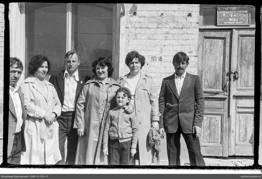 Gruppe vor Backsteingebäude