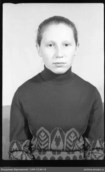 Porträt einer Frau in dunklem Pullover