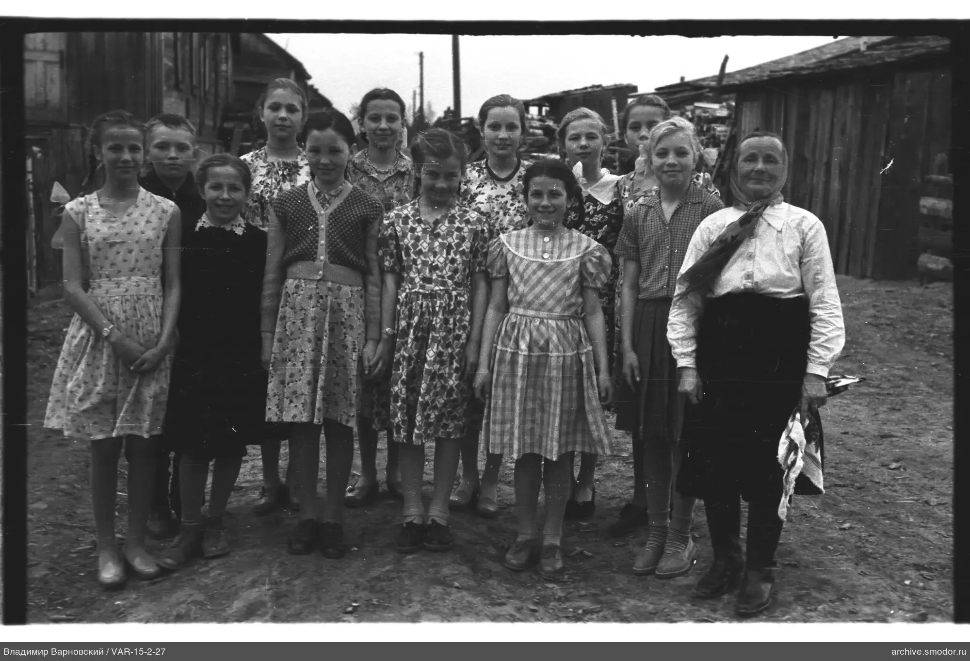 Gruppe von Mädchen und älterer Frau
