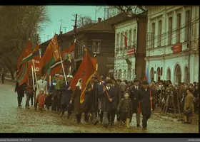 Gruppe mit Fahnen und Porträt auf Straße