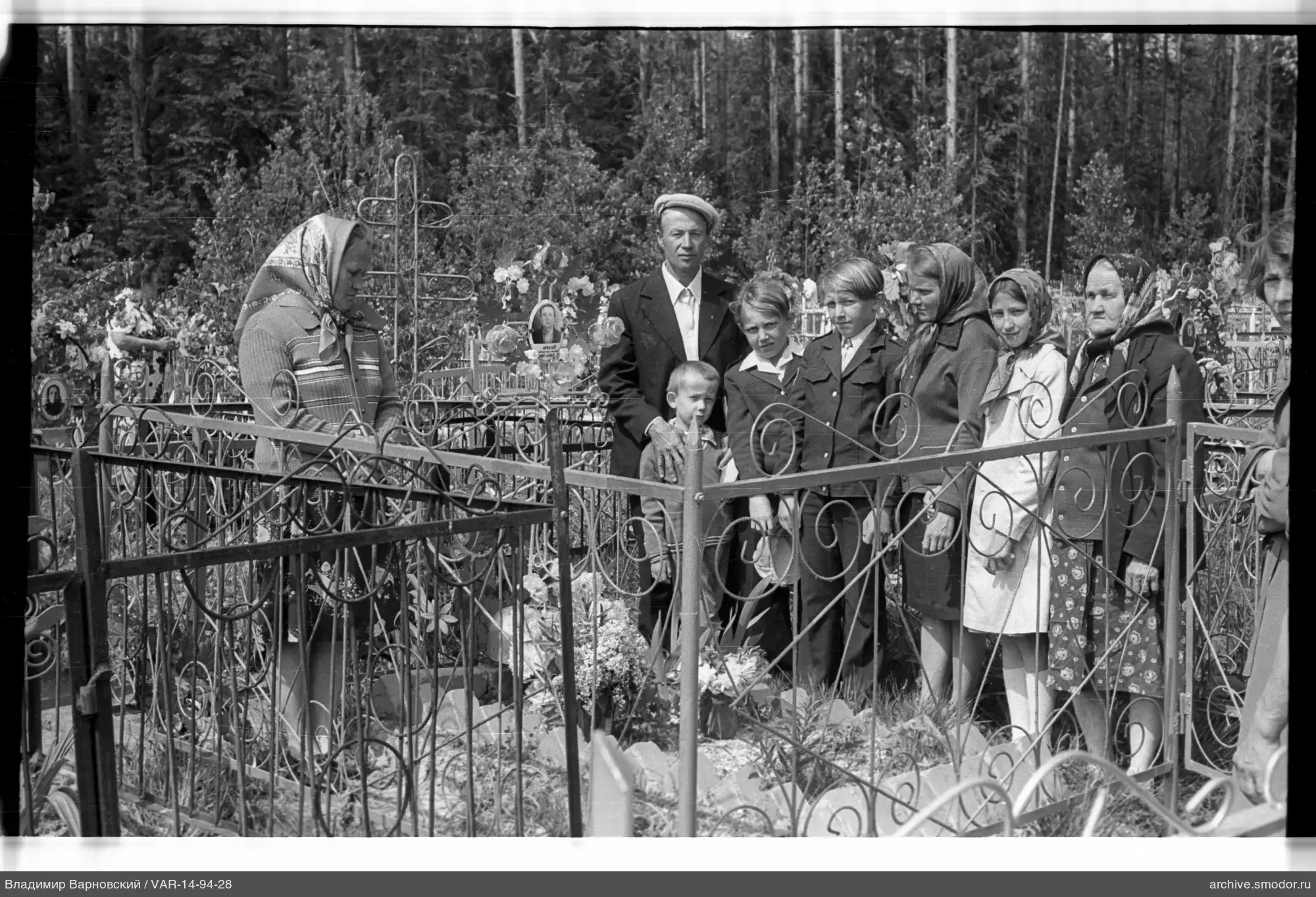 Gruppenporträt auf dem Friedhof