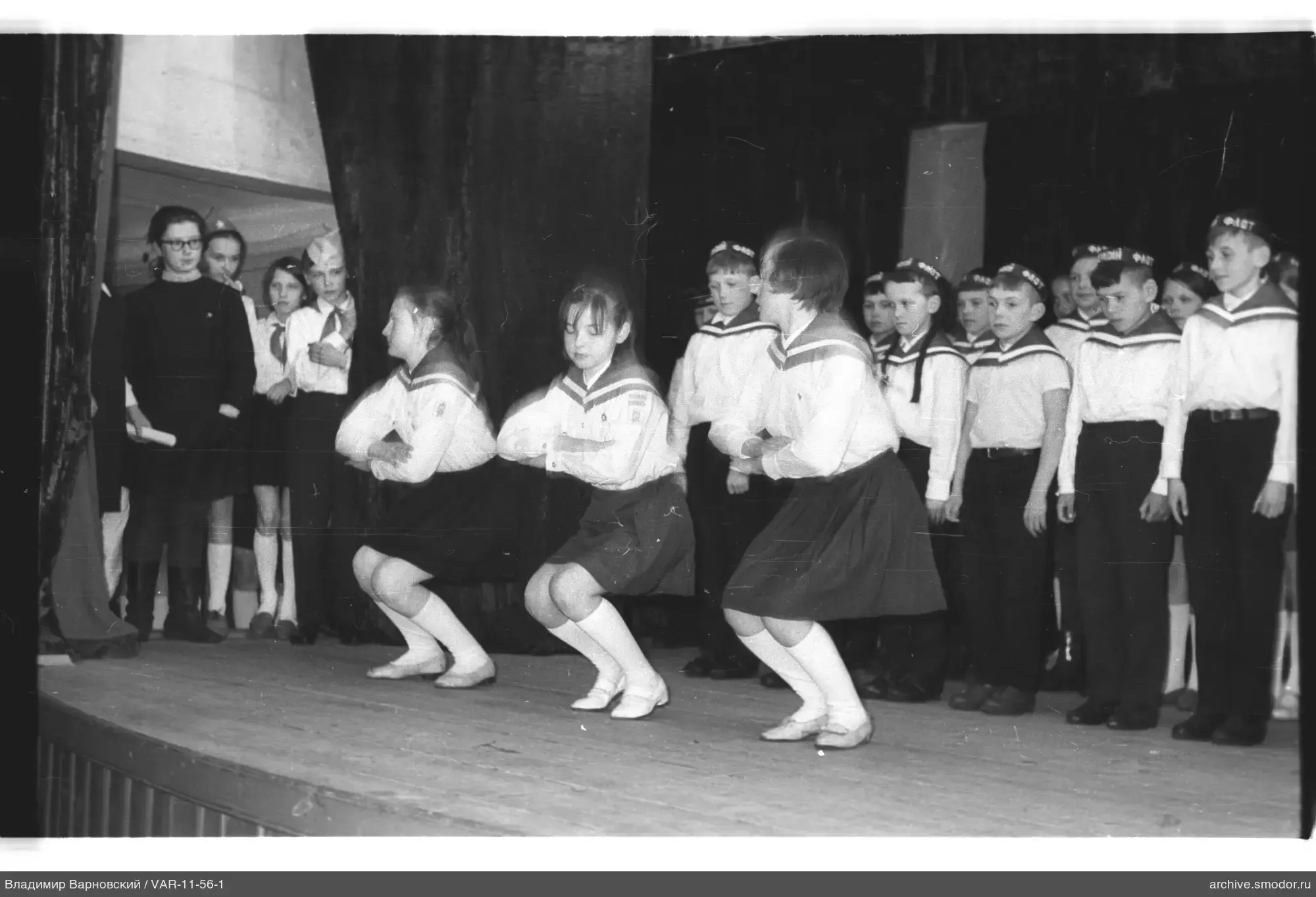 Gruppe von Kindern auf der Bühne