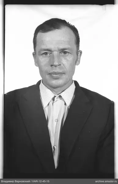 Porträt eines Mannes in Jacke und Hemd