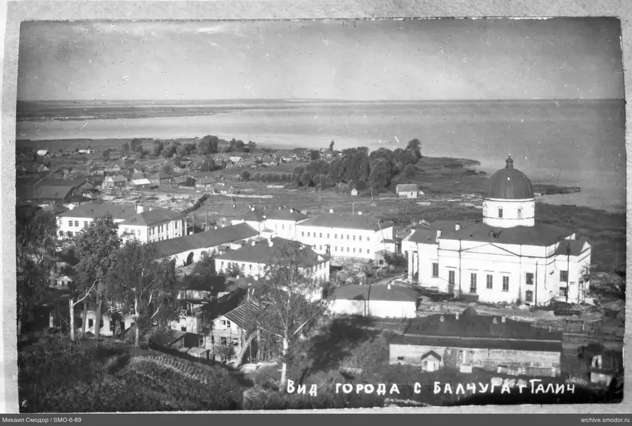 Панорамный вид города с купольным зданием