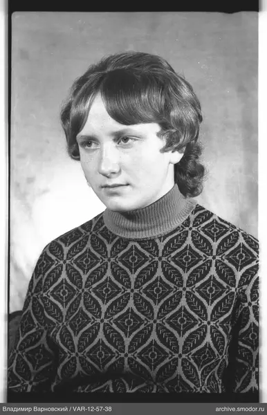 Porträt einer Frau in einem geometrischen Pullover