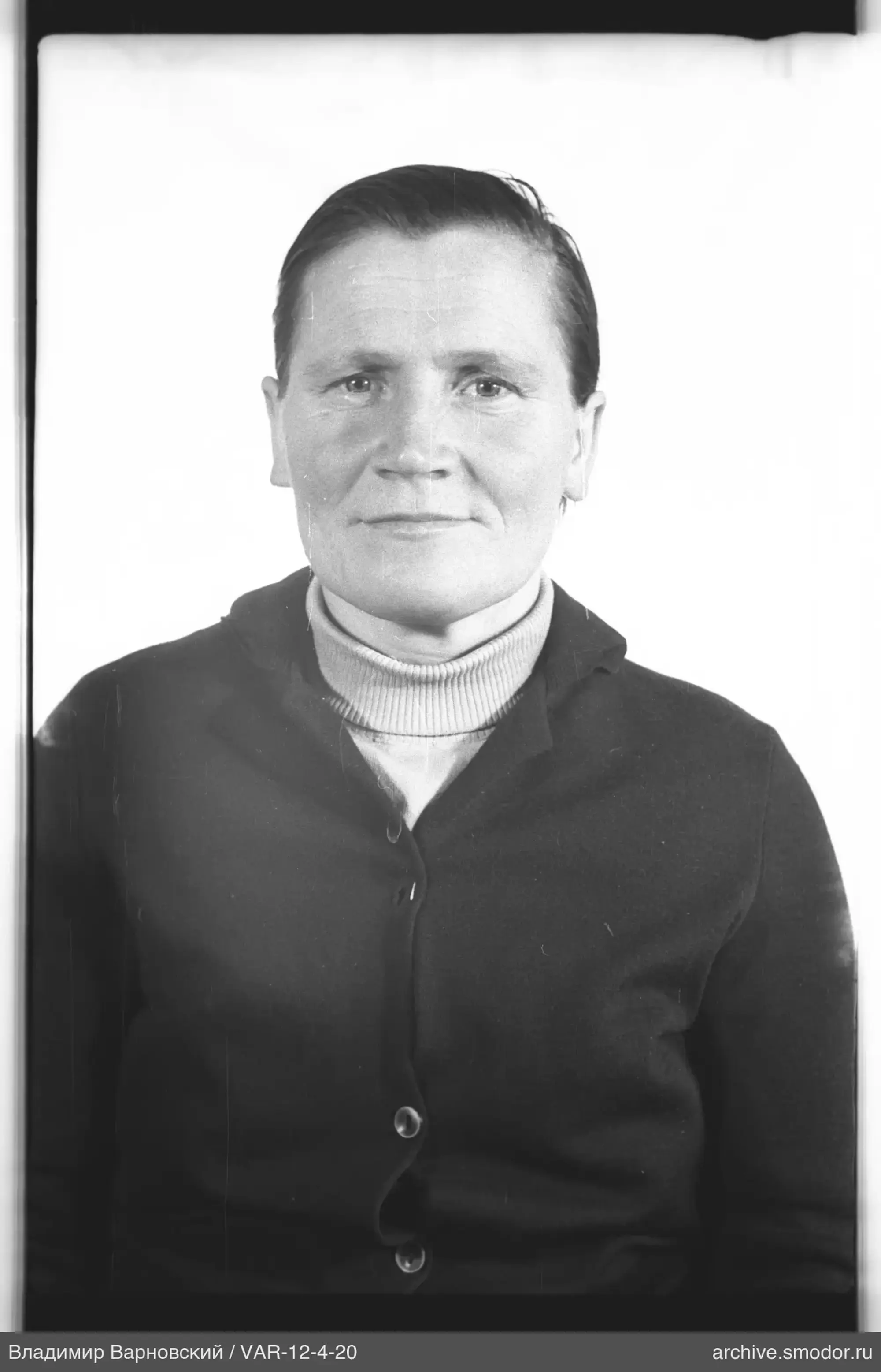 Porträt eines Mannes in dunkler Strickjacke