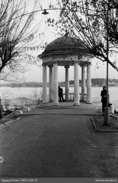 Steinerne Rotunde mit Menschen und Landschaft