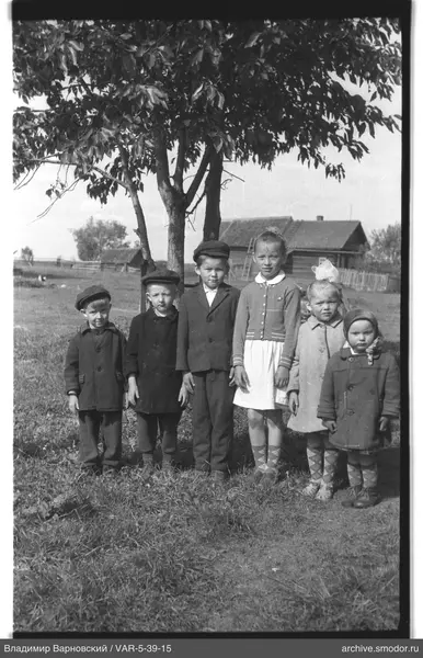 Gruppenporträt von Kindern auf dem Gras