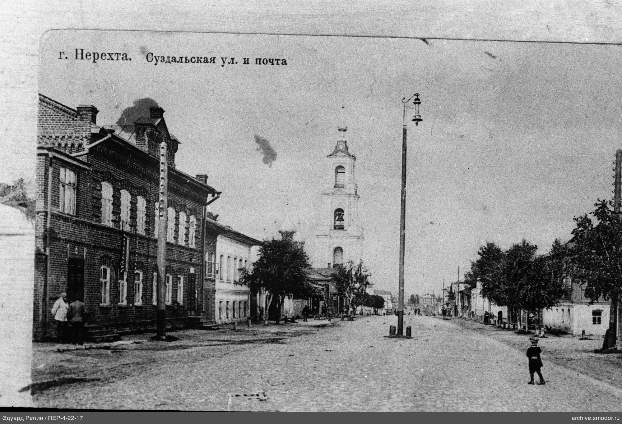 Широкая улица с колокольней и прохожими