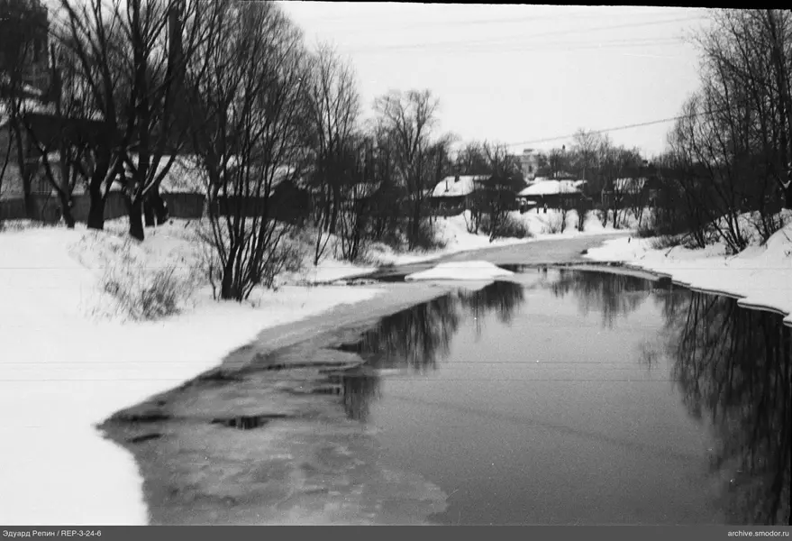 Fluss mit teilweise zugefrorener Oberfläche