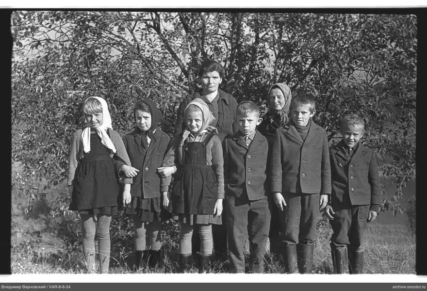 Gruppenporträt von Kindern und Frauen
