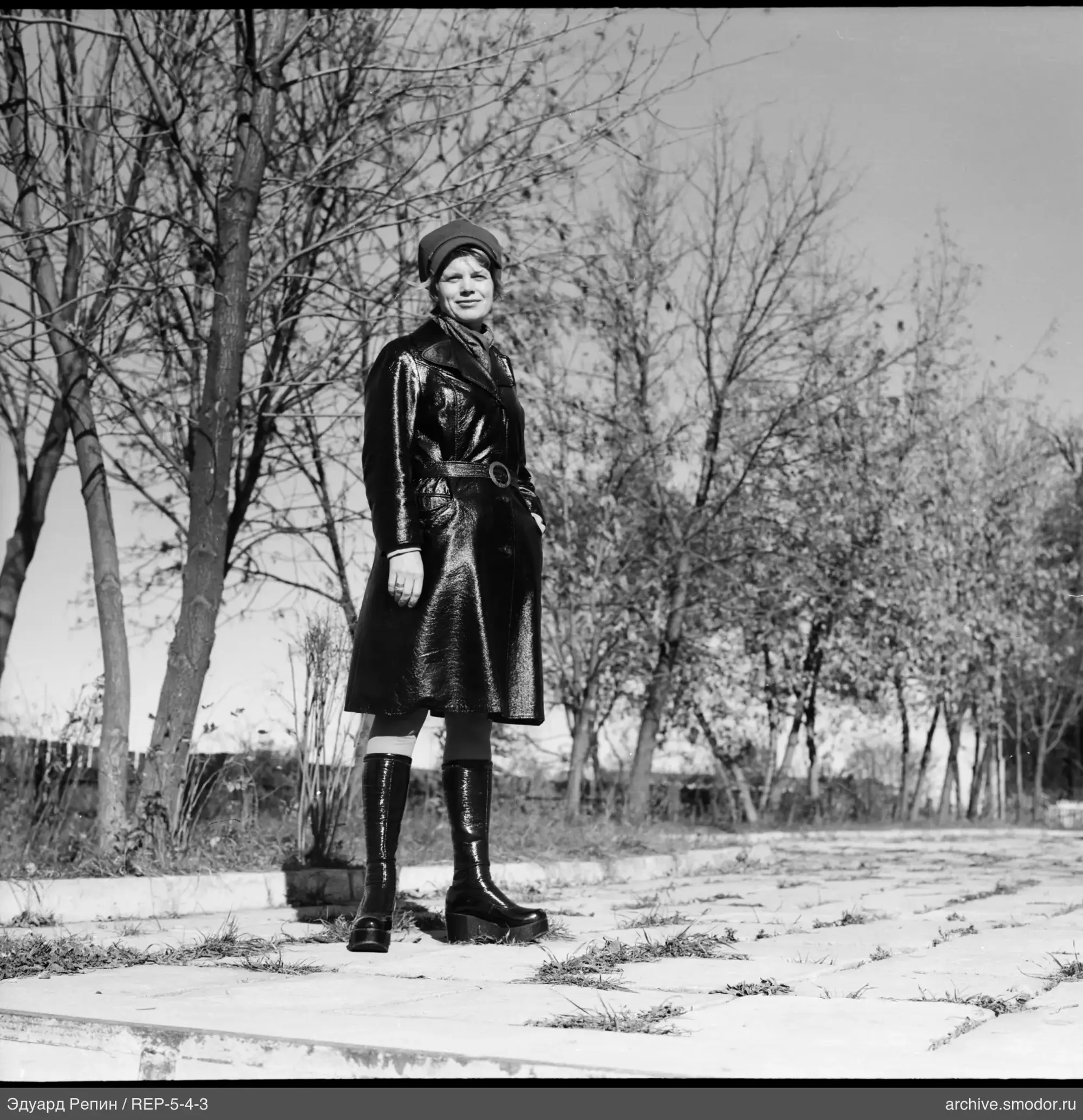 Frau in Lederjacke und Stiefeln