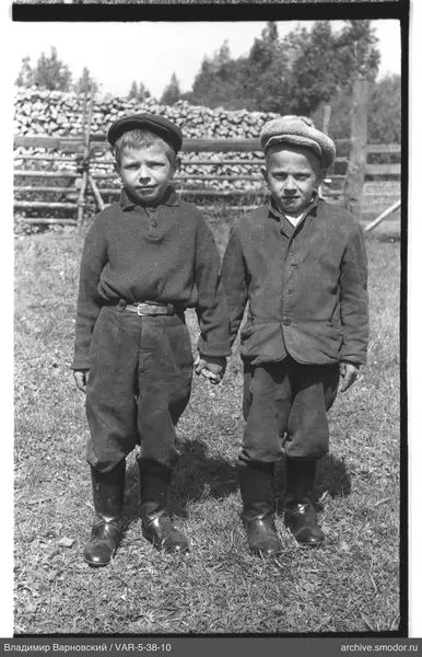 Zwei Jungen auf dem Gras