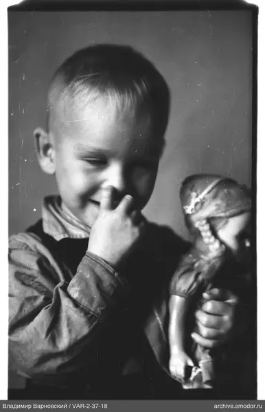 Porträt eines Jungen mit Puppe