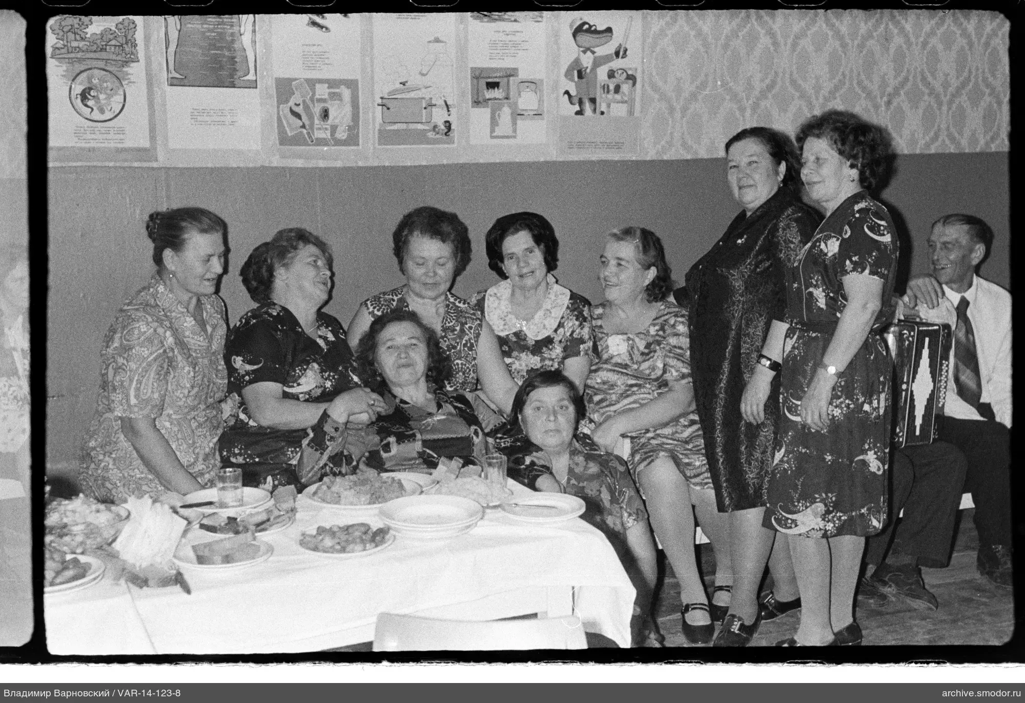 Gruppe von Frauen und Mann mit Akkordeon