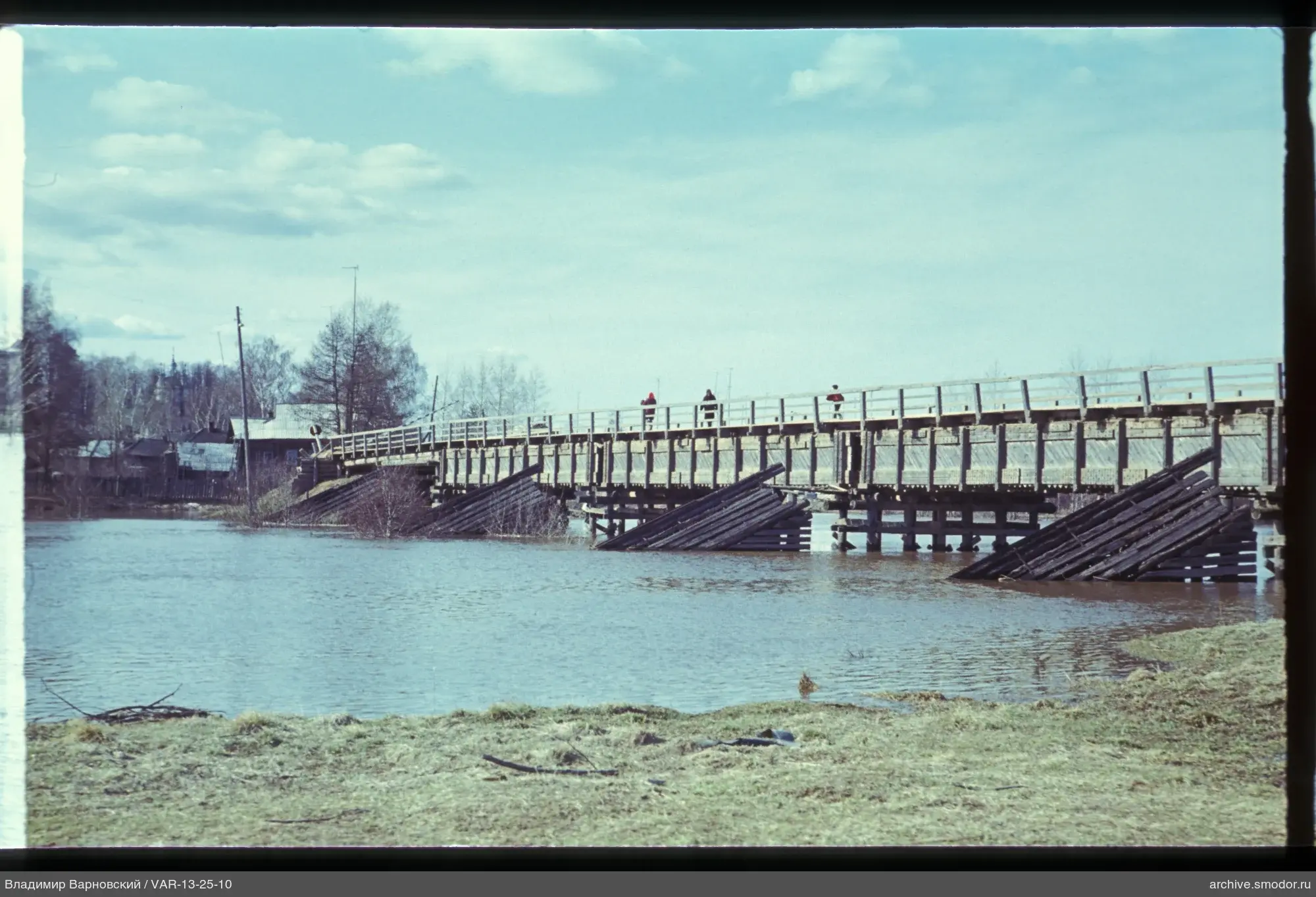 Holzbrücke über den Fluss