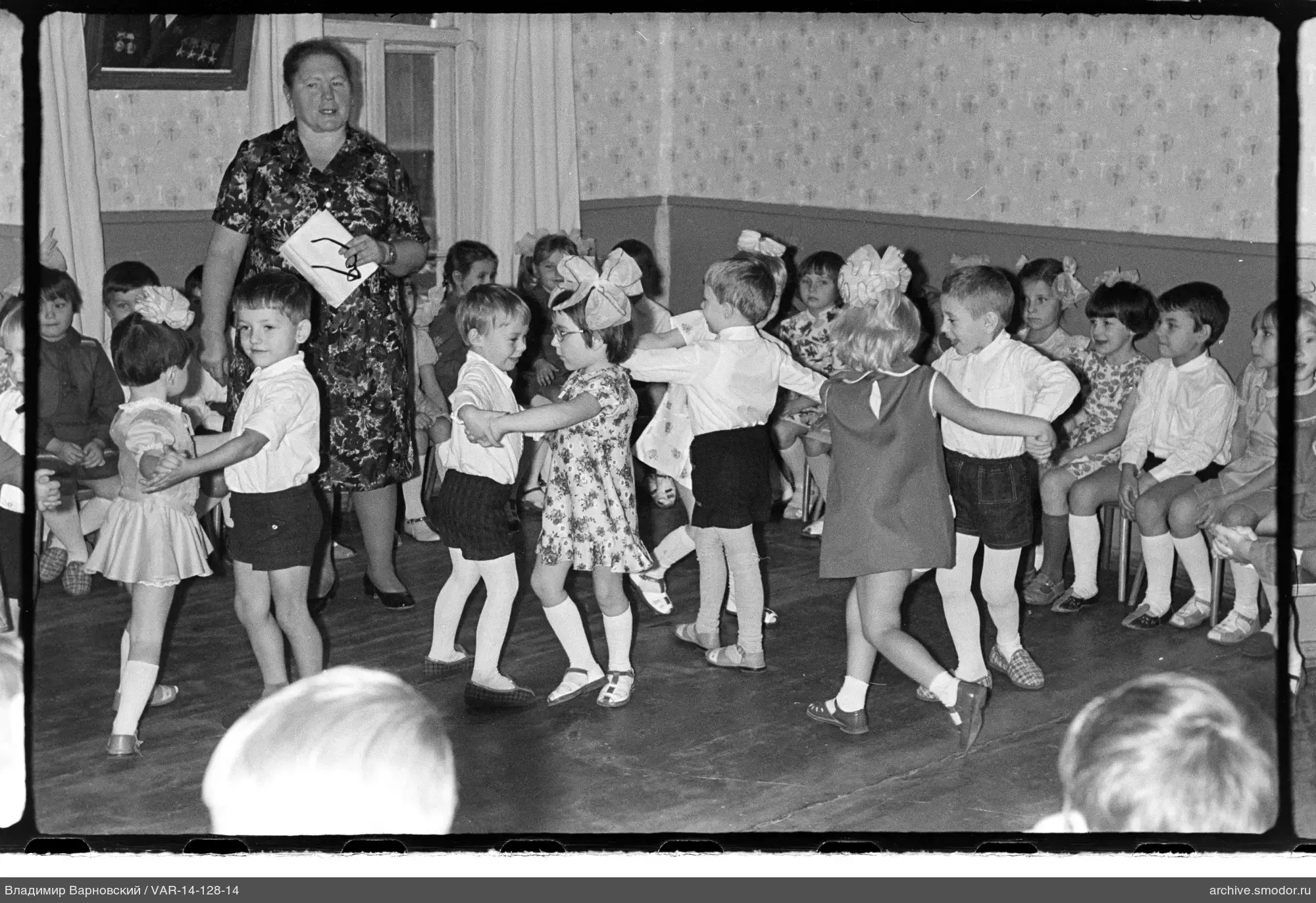 Kinder tanzen im Raum