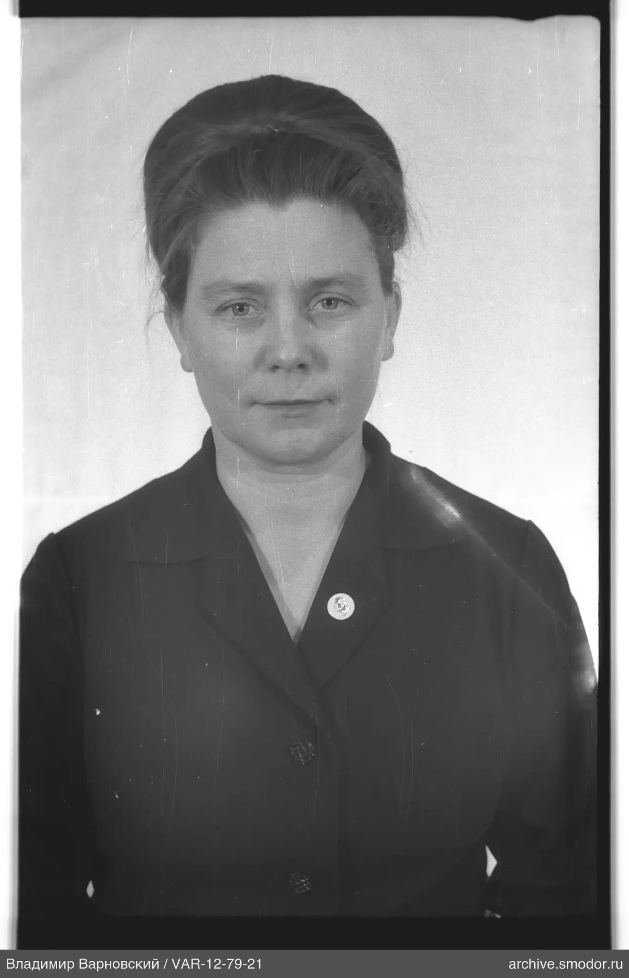 Porträt einer Frau in dunkler Jacke