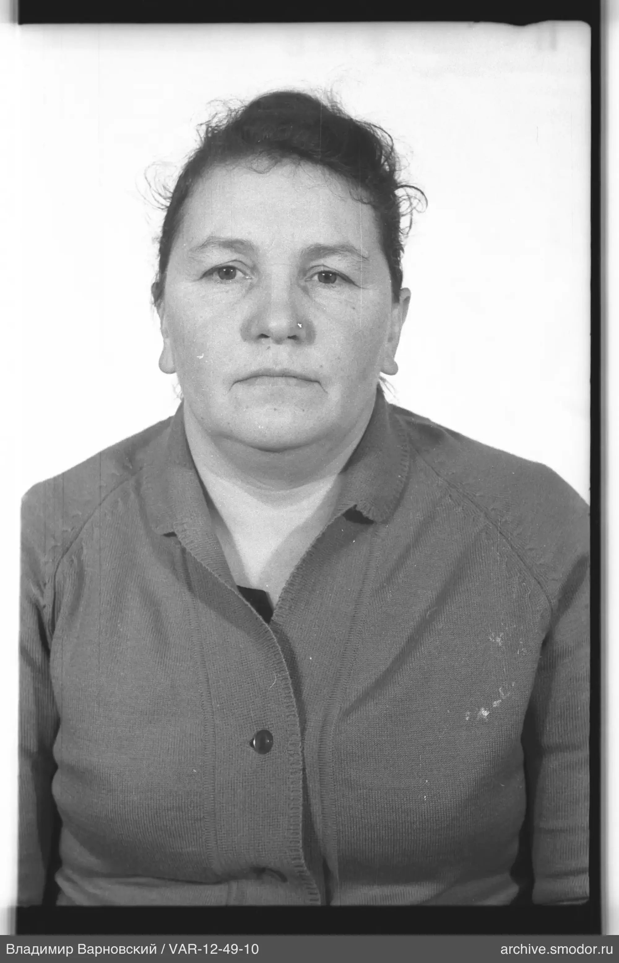 Портрет женщины в тёмной одежде
