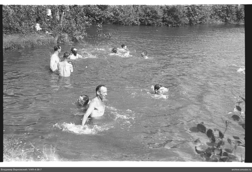 Люди без одежды в воде