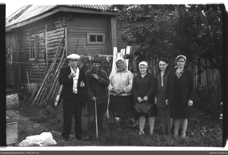 Gruppenporträt vor einem Holzhaus