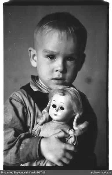 Porträt eines Jungen mit Puppe