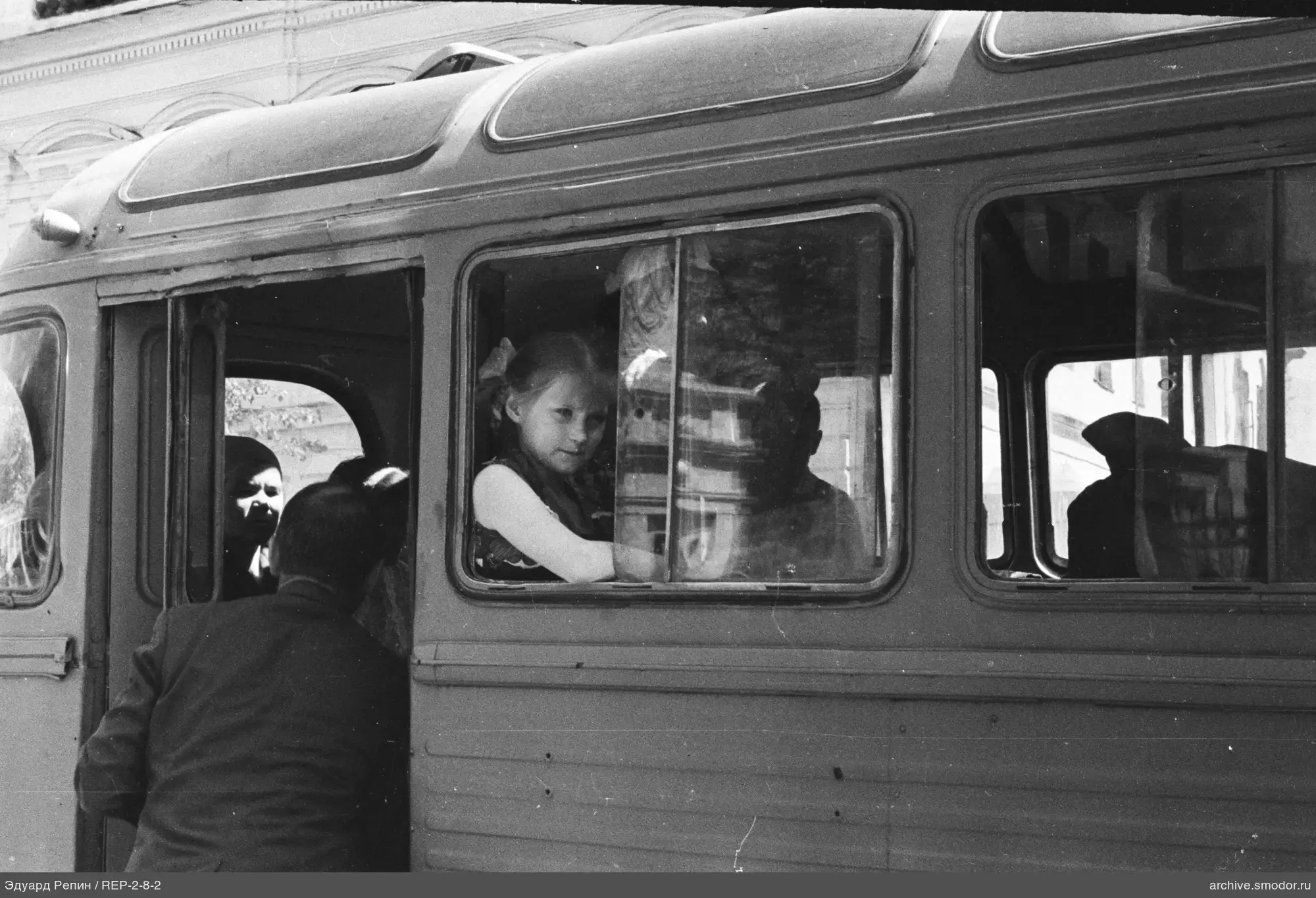 Мужчина и пассажиры автобуса