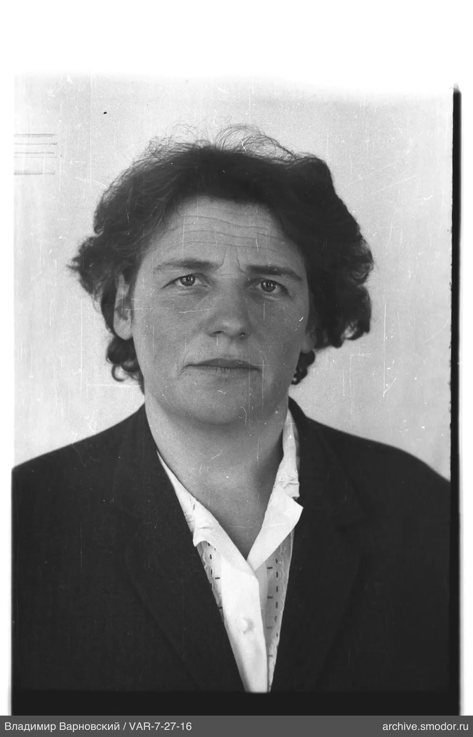 Porträt einer Frau in dunkler Jacke