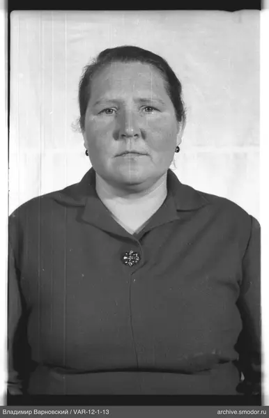 Porträt einer Frau in dunklem Kleid