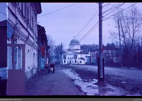 Улица с людьми и зданиями