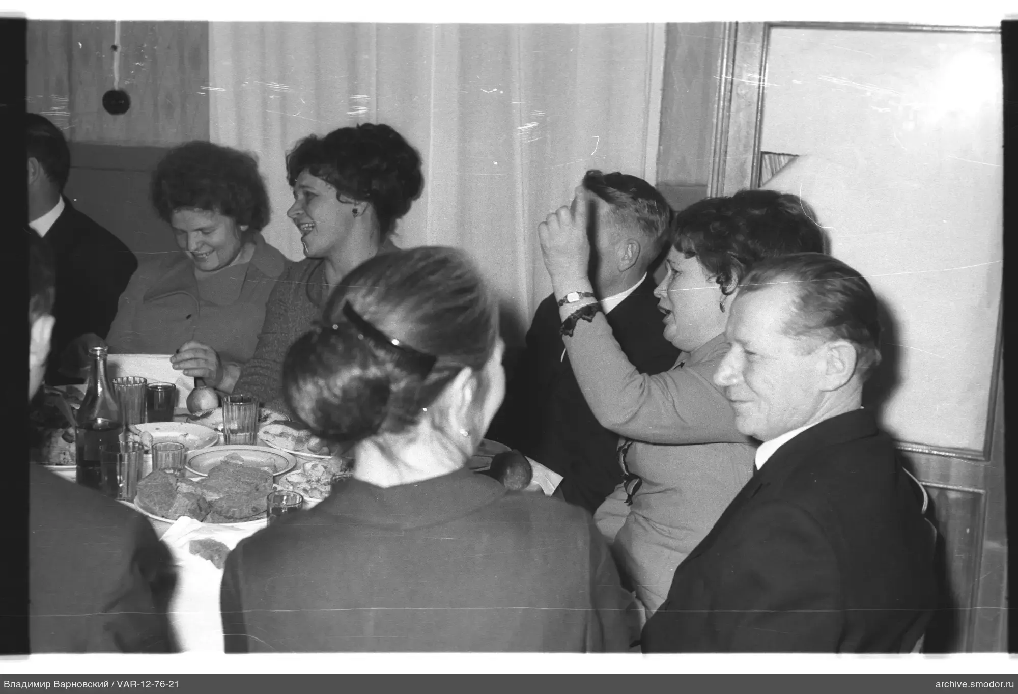 Gruppe bei Tisch mit Essen und Geschirr