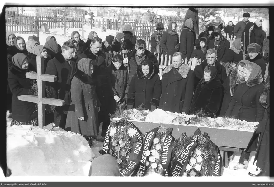 Групповая фотография у могилы