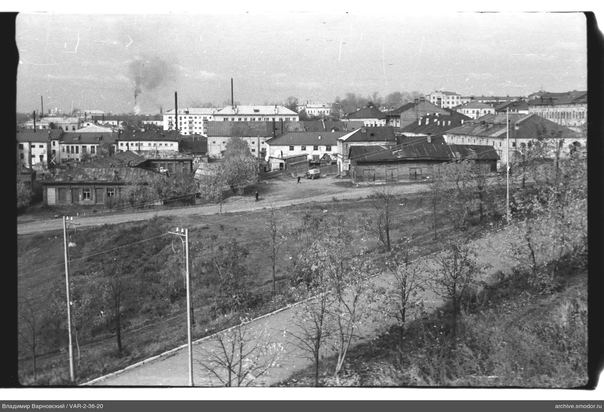 Stadtlandschaft mit Straße und Gebäuden