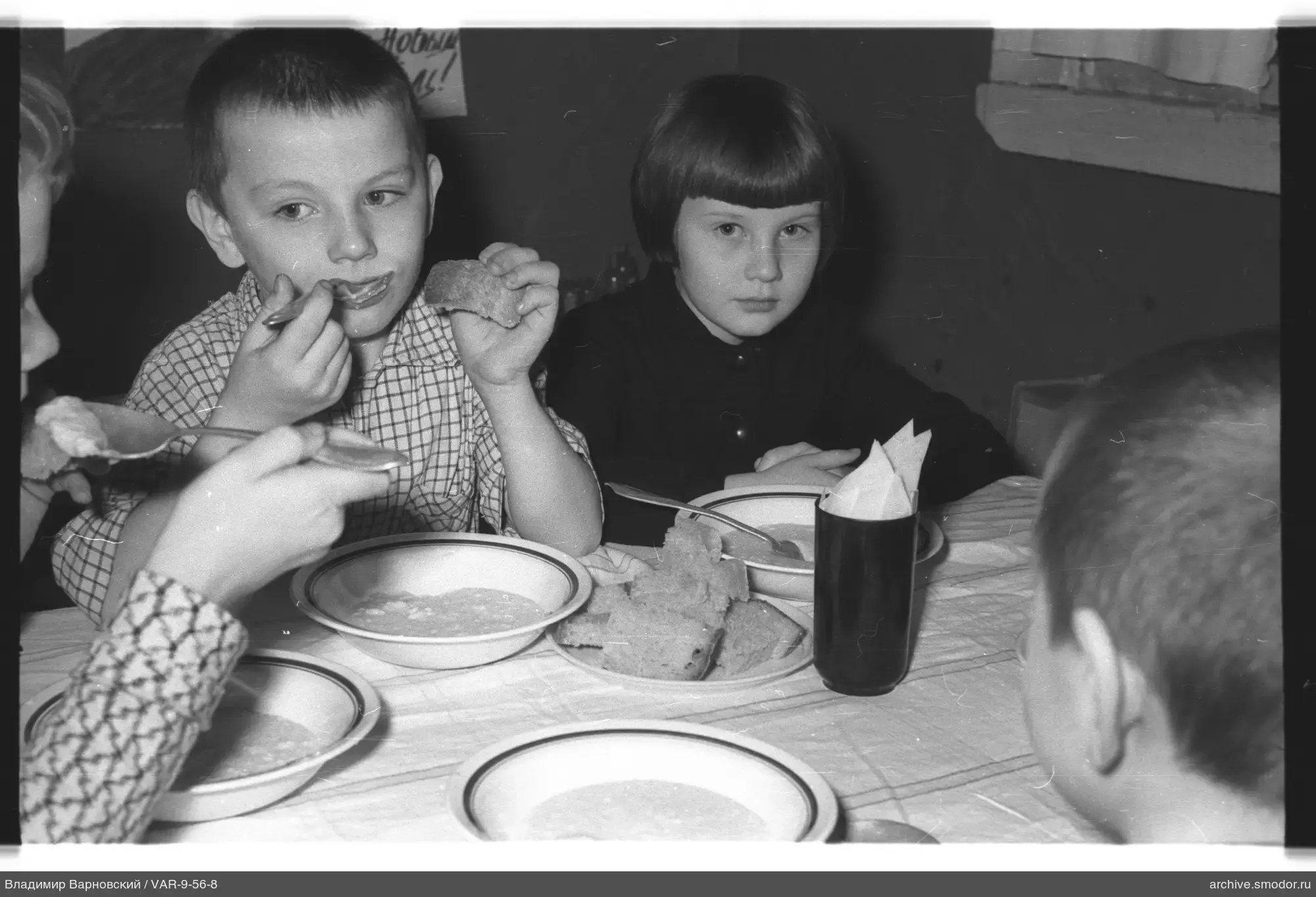 Kinder am Tisch mit Suppe und Brot