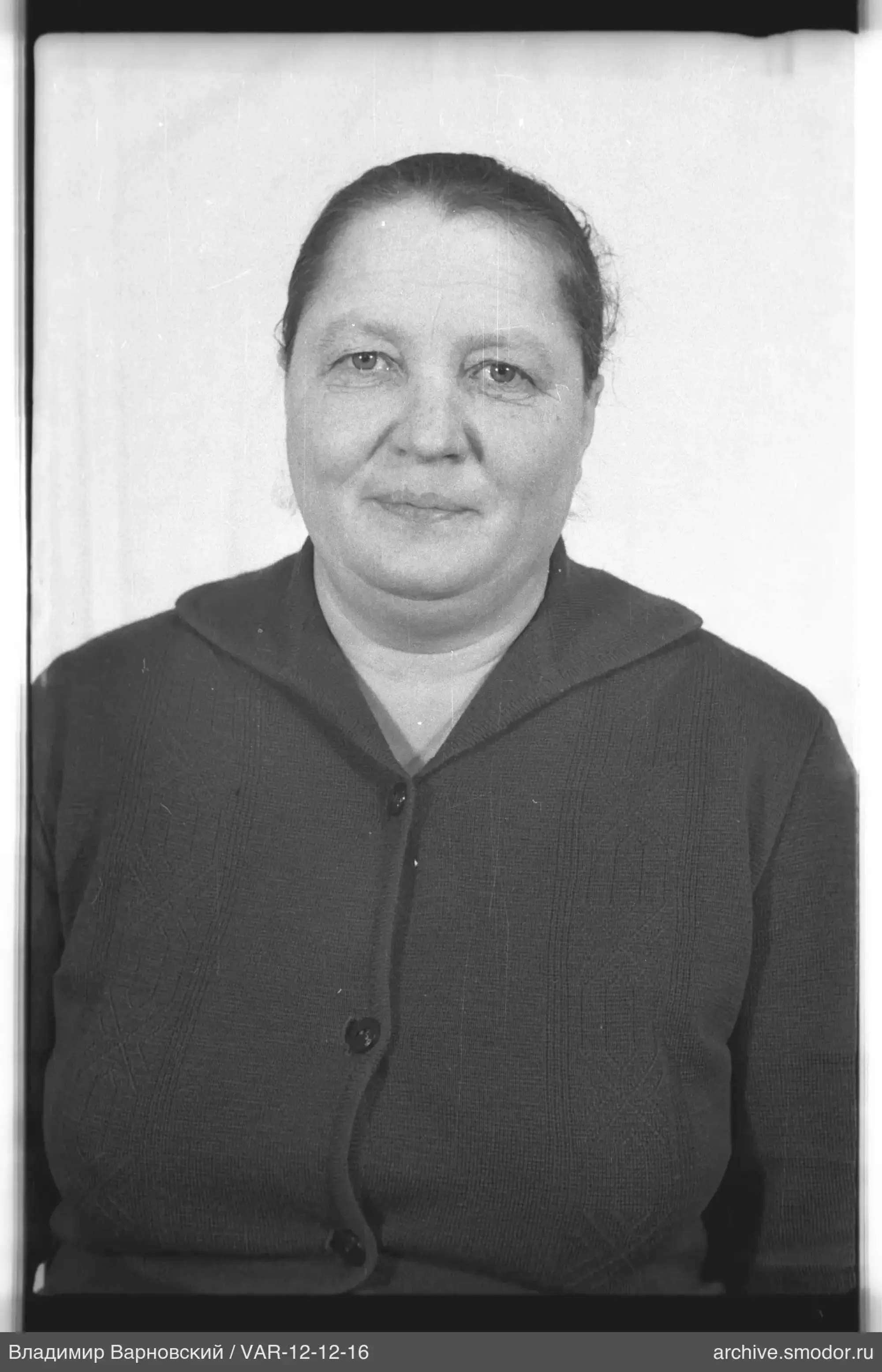 Porträt einer Frau im dunklen Cardigan