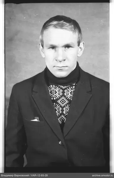 Porträt eines Mannes in Jacke und Pullover