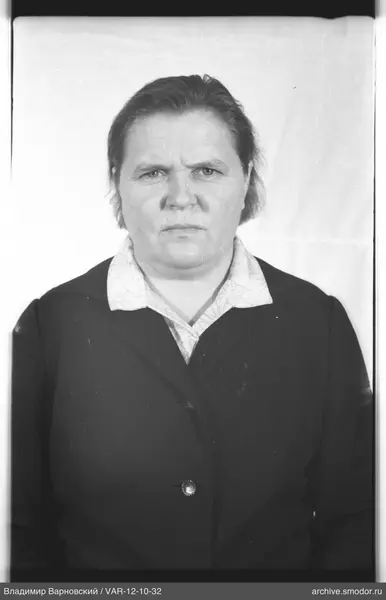 Porträt einer Frau im dunklen Jacke