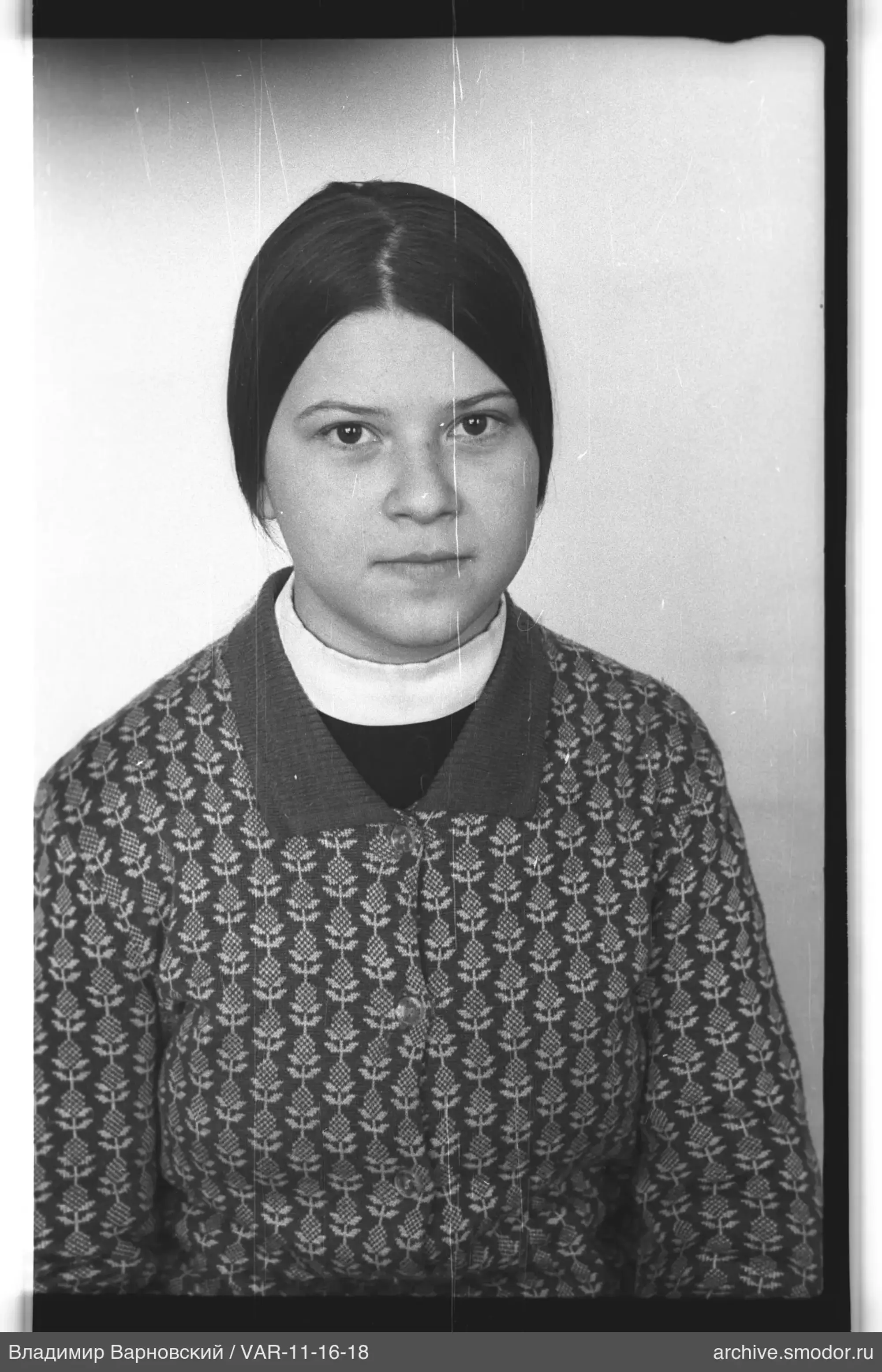 Портрет женщины в свитере и рубашке