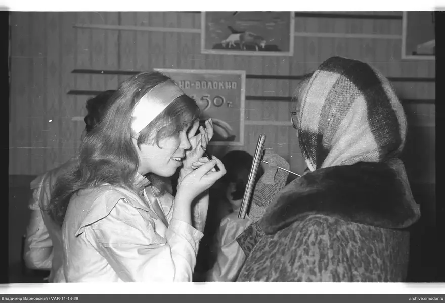 Mädchen beim Make-up und Frau mit einem Klemmbrett