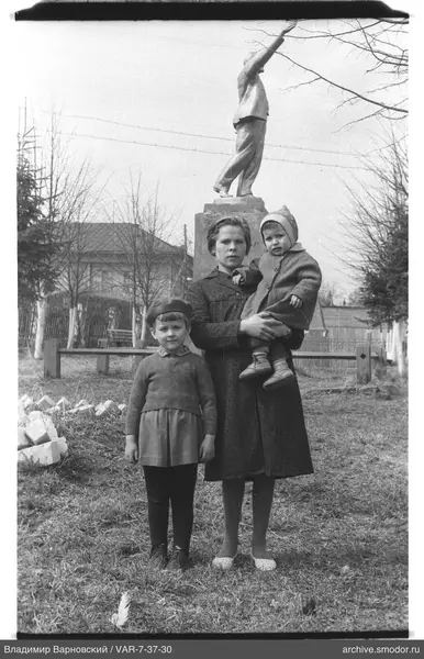 Gruppe mit Frau und Kindern auf Gras