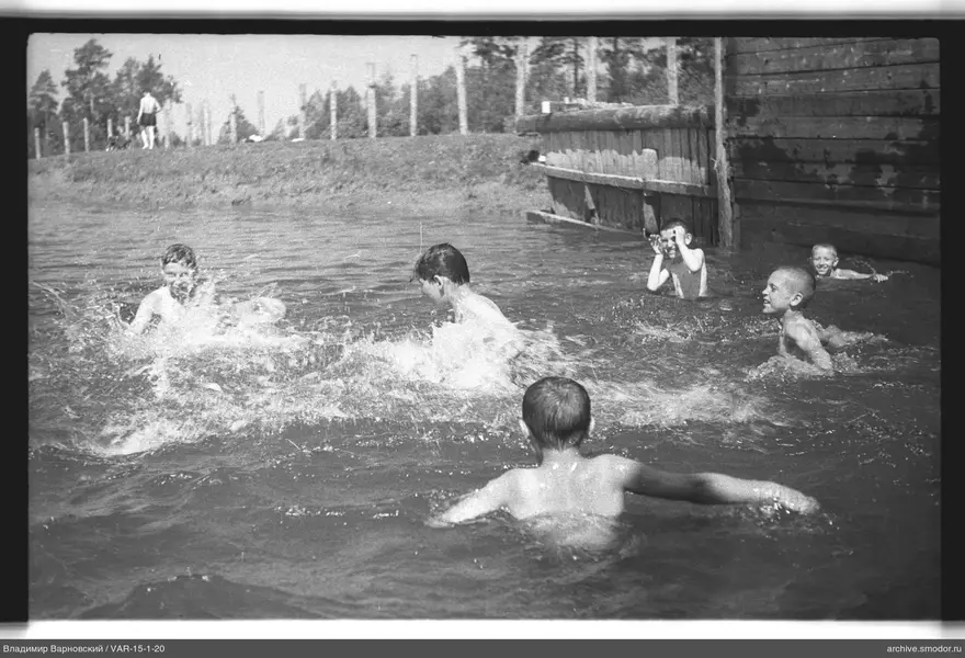 Jungen im Wasser mit Spielzeugpistole